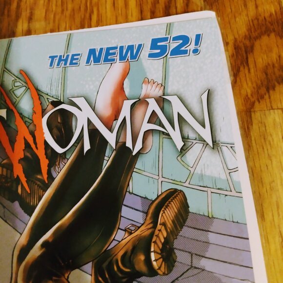 DC Comics November 2011 Catwoman comic book Teen Plus - Picture 5 of 5